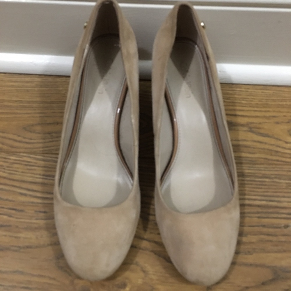 🐝Calvin Klein Cream heels cute and classy.❤️👍🏻